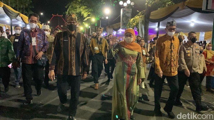 Menteri Pariwisata dan Ekonomi Kreatif (Menparekraf) Sandiaga Uno datang dan menonton Jember Fashion Carnaval (JFC) 2022, Minggu (7/8/2022) malam.