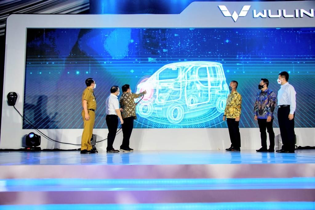 Menteri Koordinator Bidang Perekonomian Airlangga Hartarto di acara Peluncuran Produksi Perdana Wuling Air EV di PT.SAIC General Motors Wuling (SGMW) Motor Indonesia Cikarang, Jawa Barat, Senin (8/8/2022). (dok Kemenko Perekonomian),