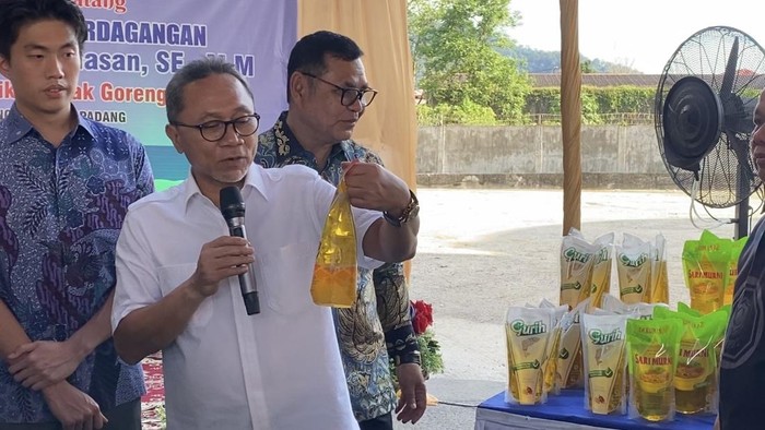 Menteri Perdagangan Zulkifli Hasan saat meninjau pabrik minyak hoteng di Padang. Foto: Jeka Kampai/detiksumut