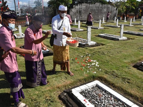 Menyambut Hari Veteran dan HUT RI, 60 Veteran Difasilitasi Pemkot Denpasar ziarah dan tabur bunga di Taman Makam Pahlawan Pancaka Tirta, Tabanan pada Senin (8/8/2022).