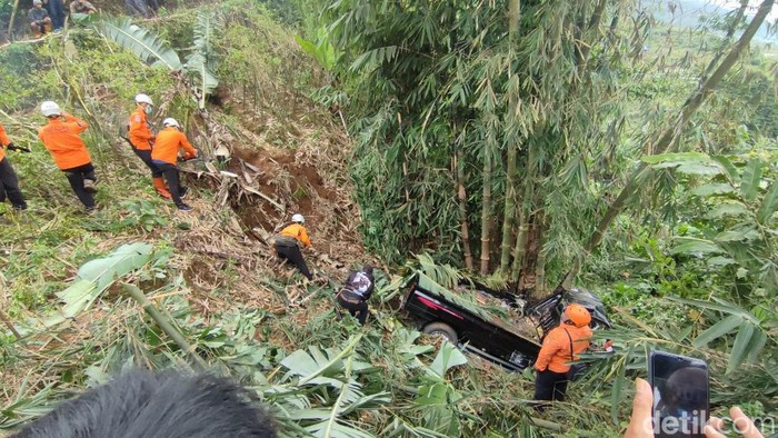 Mobil Pikap Terjun ke Jurang di Ciamis, 7 Orang Tewas