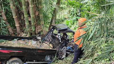 Ngeri! Penampakan Mobil Terjun ke Jurang yang Tewaskan 7 Orang