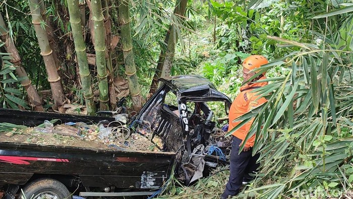 Mobil pikap terjun ke jurang di Ciamis, tujuh orang tewas  dalam insiden tersebut
