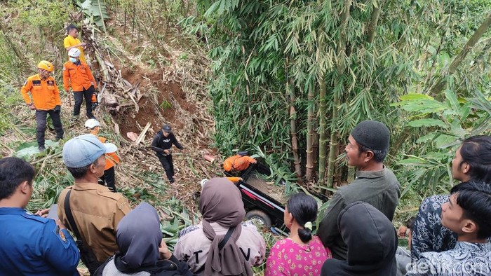 Mobil pikap terjun ke jurang di Ciamis, tujuh orang tewas  dalam insiden tersebut