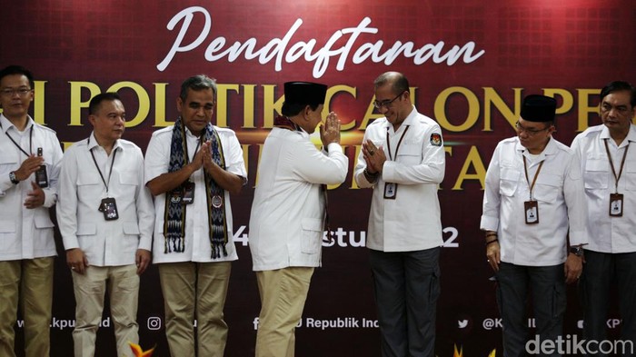 Ketum Partai Gerindra Prabowo Subianto dan Ketum PKB Muhaimin Iskandar atau Cak Imin tiba di gedung KPU, Senin (8/8/2022). Kedua tokoh tiba di KPU untuk mendaftarkan partai mereka sebagai calon peserta Pemilu 2024.