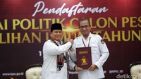 Prabowo menyerahkan berkas pendaftaran peserta pemilu kepada Ketua KPU Hasyim Asyari.