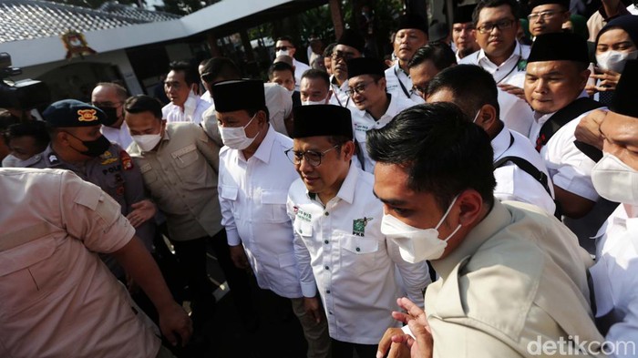 Ketum Partai Gerindra Prabowo Subianto dan Ketum PKB Muhaimin Iskandar atau Cak Imin tiba di gedung KPU, Senin (8/8/2022). Kedua tokoh tiba di KPU untuk mendaftarkan partai mereka sebagai calon peserta Pemilu 2024.