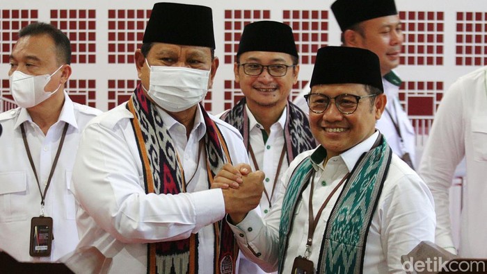 Ketum Partai Gerindra Prabowo Subianto dan Ketum PKB Muhaimin Iskandar atau Cak Imin tiba di gedung KPU, Senin (8/8/2022). Kedua tokoh tiba di KPU untuk mendaftarkan partai mereka sebagai calon peserta Pemilu 2024.