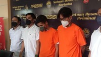 Doddy dihadirkan oleh polisi sebagai tersangka kasus narkoba. Foto: Ahsan/detikcom