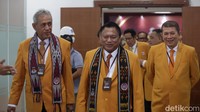 OSO memimpin rombongan kader Partai Hanura menuju kantor KPU, dia terlihat mengenakan baju Partai Hanura.