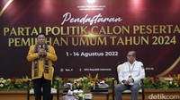 Ketua Komisi Pemilihan Umum (KPU) Hasyim Asyari menemani OSO saat memberikan pidato.