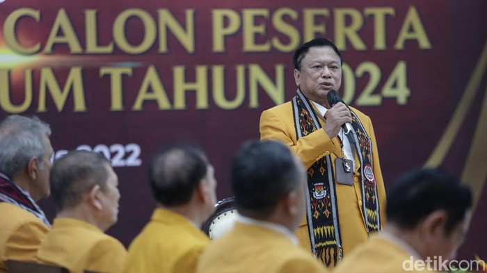 OSO Semringah Kawal Hanura Daftar Pemilu 2024 ke KPU Ketua Umum Partai Hanura Oesman Sapta Odang (OSO) bersama kadernya tiba di kantor KPU RI, Jakarta, untuk mendaftarkan diri sebagai peserta Pemilu 2024.