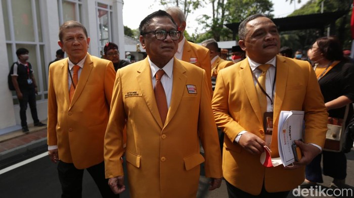 OSO Semringah Kawal Hanura Daftar Pemilu 2024 ke KPU Ketua Umum Partai Hanura Oesman Sapta Odang (OSO) bersama kadernya tiba di kantor KPU RI, Jakarta, untuk mendaftarkan diri sebagai peserta Pemilu 2024.