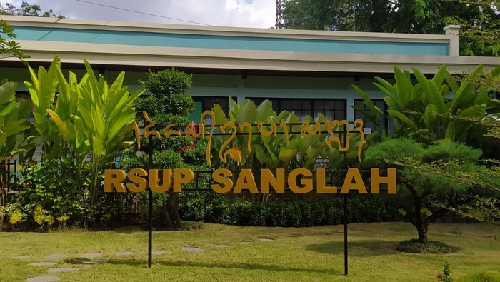 Papan nama RSUP Sanglah yang belum diganti meski nama RS sudah berubah menjadi RSUP Prof Ngoerah