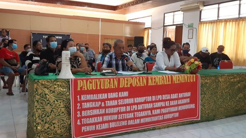 Para perwakilan dari paguyuban deposan LPD Anturan saat mendatangi Kantor Kejari Buleleng, Senin (8/8/2022).