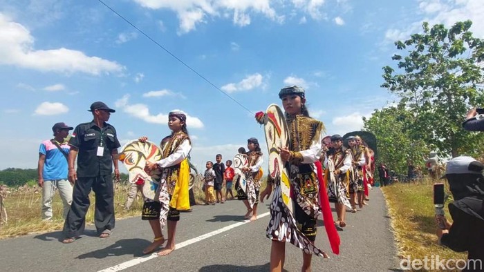 Parade budaya dan fashion di Ngimbang, Lamongan
