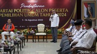 Ketua Komisi Pemilihan Umum (KPU) Hasyim Asyari turut memberi sambutan saat pendaftaran Partai Republiku. Diketahui Partai Republiku Indonesia merupakan partai kelima belas yang mendaftarkan diri ke KPU. 