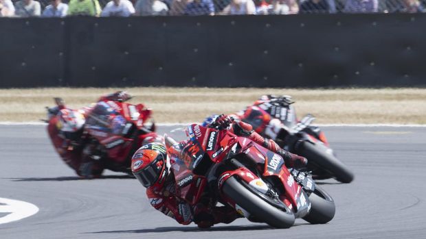 NORTHAMPTON, ENGLAND - AUGUST 07: Francesco Bagnaia of Italy and Ducati Lenovo Team leads the field during the MotoGP race during the MotoGP of Great Britain - Race at Silverstone Circuit on August 07, 2022 in Northampton, England. (Photo by Mirco Lazzari gp/Getty Images)