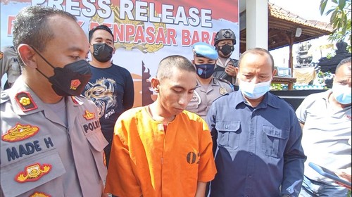 Pelaku pembobolan pusat gadai di Denpasar yang beraksi dengan kondisi bugil dihadirkan dalam konferensi pers di Mapolsek Denpasar Barat, Senin (8/8/2022).