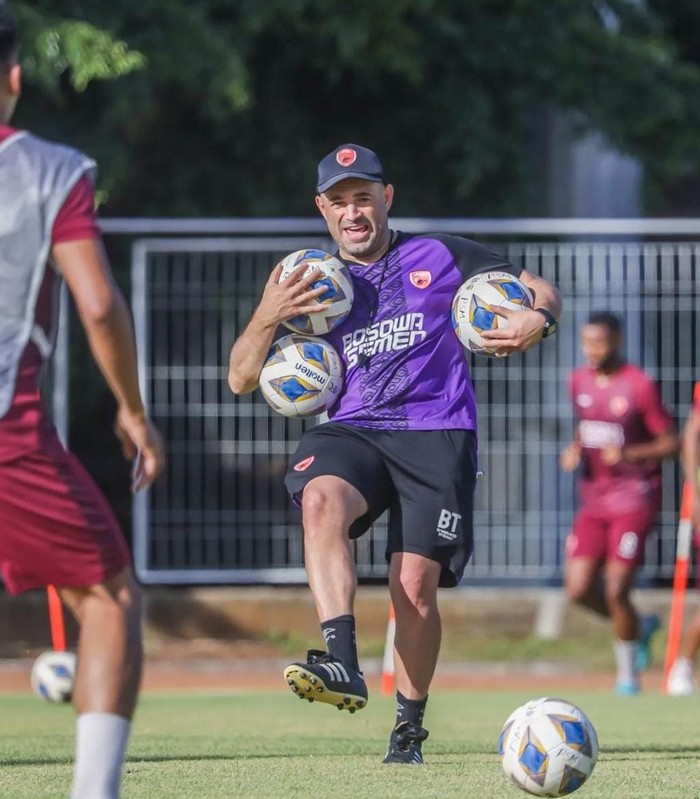 Pelatih PSM Makassar Bernardo Tavares memimpin latihan PSM Makassar di Bali