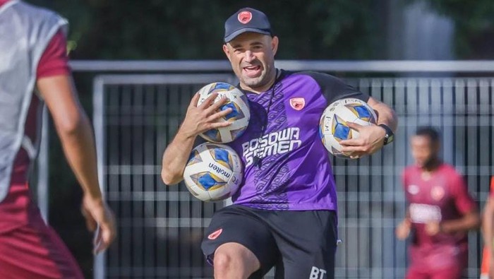 Pelatih PSM Makassar Bernardo Tavares memimpin latihan PSM Makassar di Bali