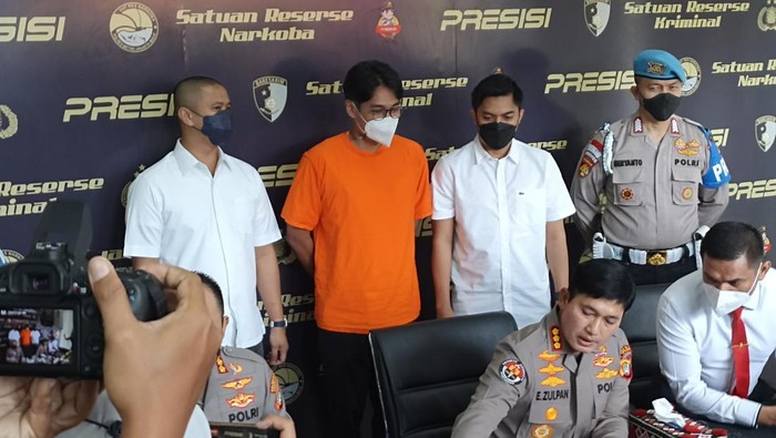 Penampakan Manajer BCL Berbaju Oranye, Tersangka Kasus Psikotropika