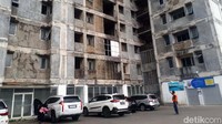 Bangunan setengah jadi dengan tinggi 15 lantai ini nampak dingin dan kusam tanpa dilapisi cat dinding. Beberapa sudut bangunan pun nampak terbuka, belum terpasang batu bata. Meski begitu, ternyata beberapa unit kamar di lantai 2 bangun ini dihuni oleh beberapa warga. Bagian halamannya pun kini dialihfungsikan menjadi parkiran pengunjung pasar.