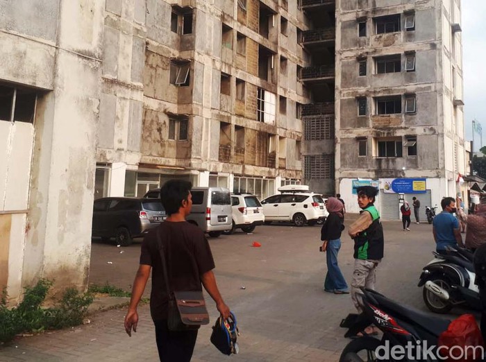 Rusun mangkrak di kawasan Kalimalang, Bekasi, menjadi salah satu lokasi syuting film horor Pengabdi Setan 2: Communion. Begini suasana di rusun tersebut.