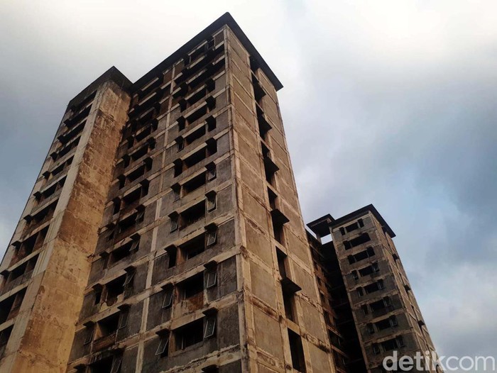 Rusun mangkrak di kawasan Kalimalang, Bekasi, menjadi salah satu lokasi syuting film horor Pengabdi Setan 2: Communion. Begini suasana di rusun tersebut.