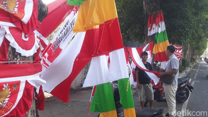 Penjual Bendera Merah Putih di salah satu sudut di Kota Pasuruan sekarang kebanjiran pesanan.