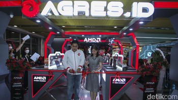 Direktur Agres Info Teknologi Benny Susanto (kiri) dan Head of AMD Indonesia Representative Armawati Cen saat acara peresmian AMD Store by AGRES. ID yang ke-100 di Harco Mangga Dua, Jakarta, Senin (8/8/2022).