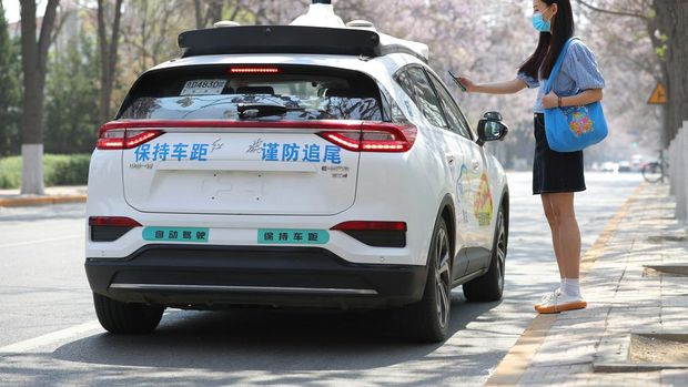 Penumpang memindai kode QR untuk menumpang taksi robot Baidu