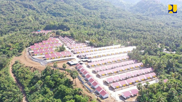 Penyerahan 300 hunian tetap (huntap) korban bencana di Flores Timur