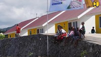 Kawasan pembangunan huntap juga dilengkapi prasarana pendukung seperti jaringan air bersih dan sanitasi komunal, fasilitas umum dan fasilitas sosial (balai warga), jalan lingkungan dan drainase, sambungan listrik rumah dan Penerangan Jalan Umum (PJU) dan tempat sampah.Foto: Dok. Kementerian PUPR