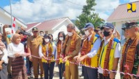 Serah terima huntap ini ditandai dengan penandatanganan berita acara serah terima dan dilanjutkan dengan penanaman pohon di Desa Saosina. Foto: Dok. Kementerian PUPR