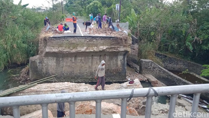 Perbaikan jembatan Kadirejo Klaten yang putus, Senin (8/8/2022).
