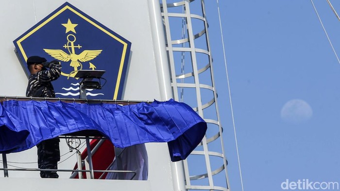 Kepala Staf Angkatan Laut (Kasal) Laksamana TNI Yudo Margono meresmikan Kapal Perang Republik Indonesia (KRI) Jenis Angkut Tank (AT)-7 KRI Teluk Calang-524 di JICT 2, Jakarta, Senin (8/8/2022). KRI Teluk Calang-524 merupakan Kapal Angkut Tank yang dipesan oleh TNI AL di Galangan PT Daya Radar Utama (DRU) Lampung.