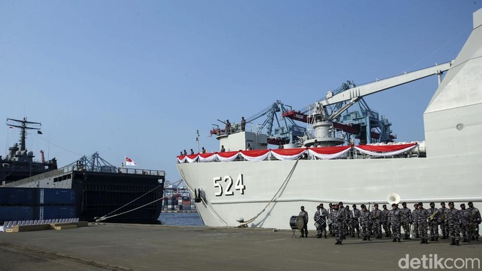 Kepala Staf Angkatan Laut (Kasal) Laksamana TNI Yudo Margono meresmikan Kapal Perang Republik Indonesia (KRI) Jenis Angkut Tank (AT)-7 KRI Teluk Calang-524 di JICT 2, Jakarta, Senin (8/8/2022). KRI Teluk Calang-524 merupakan Kapal Angkut Tank yang dipesan oleh TNI AL di Galangan PT Daya Radar Utama (DRU) Lampung.