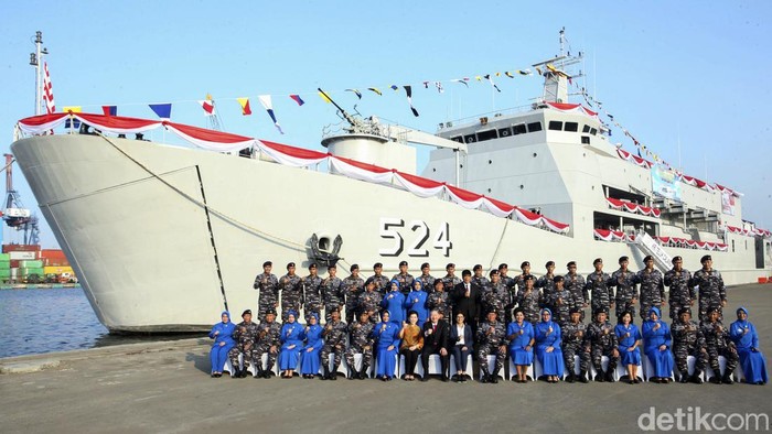 Peresmian KRI Teluk Calang-524 Kepala Staf Angkatan Laut (Kasal) Laksamana TNI Yudo Margono meresmikan Kapal Perang Republik Indonesia (KRI) Jenis Angkut Tank (AT)-7 KRI Teluk Calang-524 di JICT 2, Jakarta, Senin (8/8/2022). KRI Teluk Calang-524 merupakan Kapal Angkut Tank yang dipesan oleh TNI AL di Galangan PT Daya Radar Utama (DRU) Lampung.