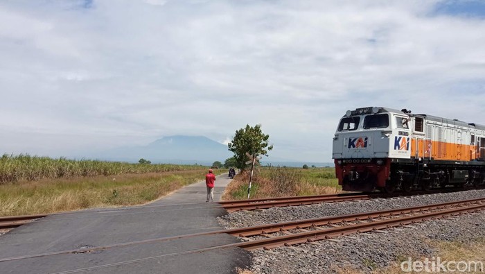 Perlintasan sebidang tanpa palang pintu di Desa Kalimeang, Kecamatan Karangsembung, Kabupaten Cirebon