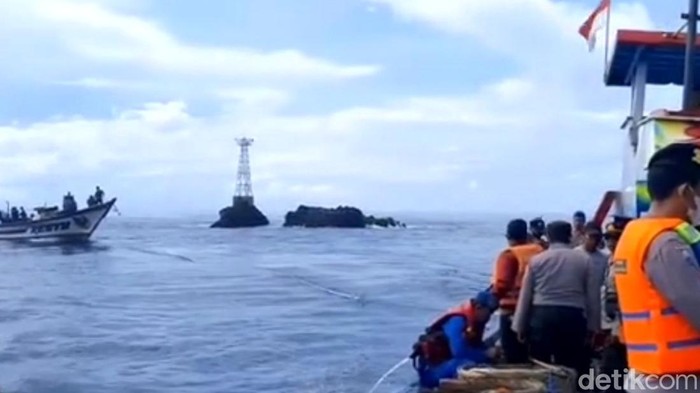 Petugas patroli di Pulau Sekel, Trenggalek