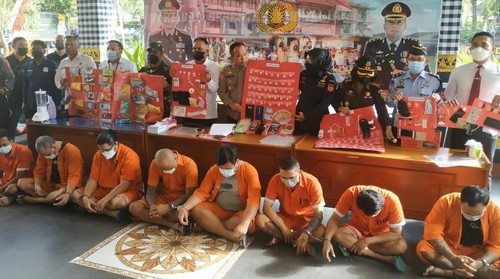 Polisi bersama Forkompimda saat merilis para tersangka penyalahguna narkotika di Gianyar, Senin (8/8/2022)