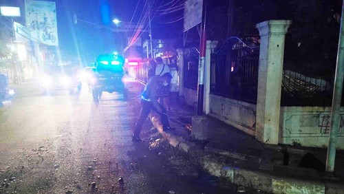 Polisi dari Sat Lantas Polres Buleleng saat melakukan olah TKP, Minggu (7/8/2022) malam.