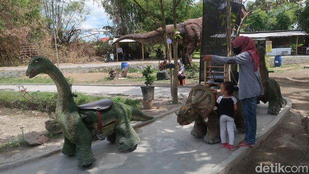 Potorono Edu Park, Kapanewon Banguntapan, Bantul, suguhkan wahana bak Jurassic Park. Foto diambil Senin (8/8/2022).