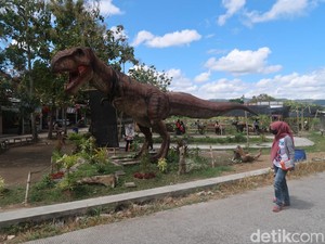 Seru-seruan Naik Wahana Jurassic Park di Potorono Edu Park Bantul
