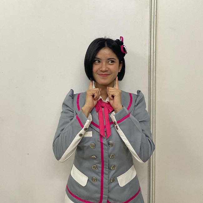 Melati menjadi salah satu eks member JKT48 yang tampil dalam konser 10th anniversary beberapa waktu lalu. Sebelumnya wanita tersebut sempat viral setelah kedapatan berjualan nasi bakar di pinggir jalan. Diakuinya jika pendapatan dari menjajakan Nasi Bakar Kuali Kuning justru lebih banyak dibanding jadi member JKT48.Foto: Instagram