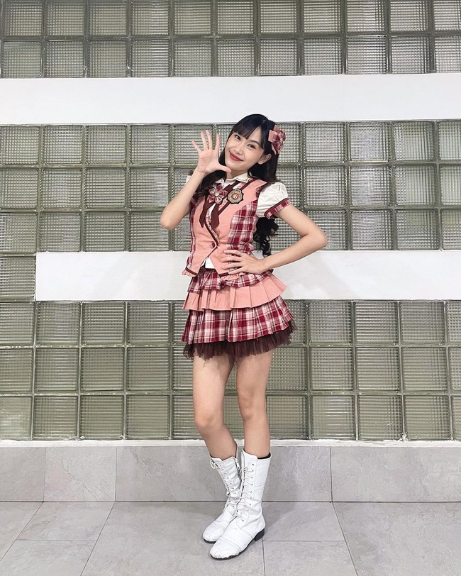 Triarona kini dikenal sebagai TikToker yang sering membuat konten video lucu. Setelah hengkang sebelum lulus dari JKT48, Tria kembali tergabung dalam girl band dan menjadi leader dalam grup Glass. Setelah menyelesaikan konser 10th anniversary kemarin, member generasi ketiga JKT48 tersebut mengungkap kebahagiannya bisa reuni.Foto: Instagram