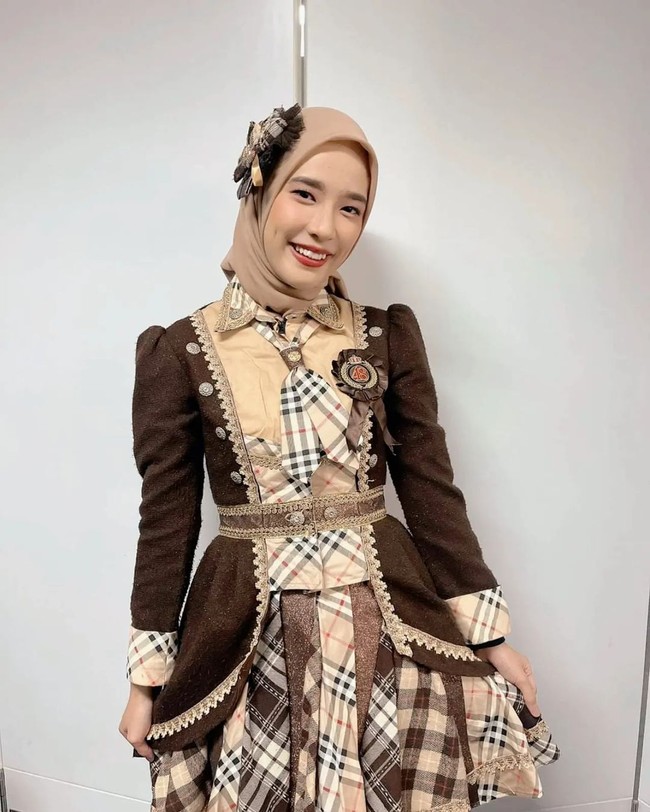 Beby Chaesara Anadila adalah eks anggota angkatan pertama. Dalam postingan terbaru, Beby memperlihatkan penampilan tak biasa ketika member JKT48 berhijab. Selain berpakaian lebih tertutup, Beby disebut telah alih profesi jadi copywriter di sebuah perusahaan swasta. Selain itu juga aktif membuat konten di YouTube.Foto: Instagram