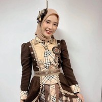 Beby Chaesara Anadila adalah eks anggota angkatan pertama. Dalam postingan terbaru, Beby memperlihatkan penampilan tak biasa ketika member JKT48 berhijab. Selain berpakaian lebih tertutup, Beby disebut telah alih profesi jadi copywriter di sebuah perusahaan swasta. Selain itu juga aktif membuat konten di YouTube.Foto: Instagram