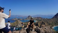 Selain air minum, bekal yang wajib dibawa selanjutnya adalah topi, kacamata hitam dan sunblock karena sinar mentari begitu menyengat di sini. Begitu sampai puncak, rasa lelah akan terbayarkan dengan pemandangan indah pulau Padar. (Wahyu Setyo/detikTravel)